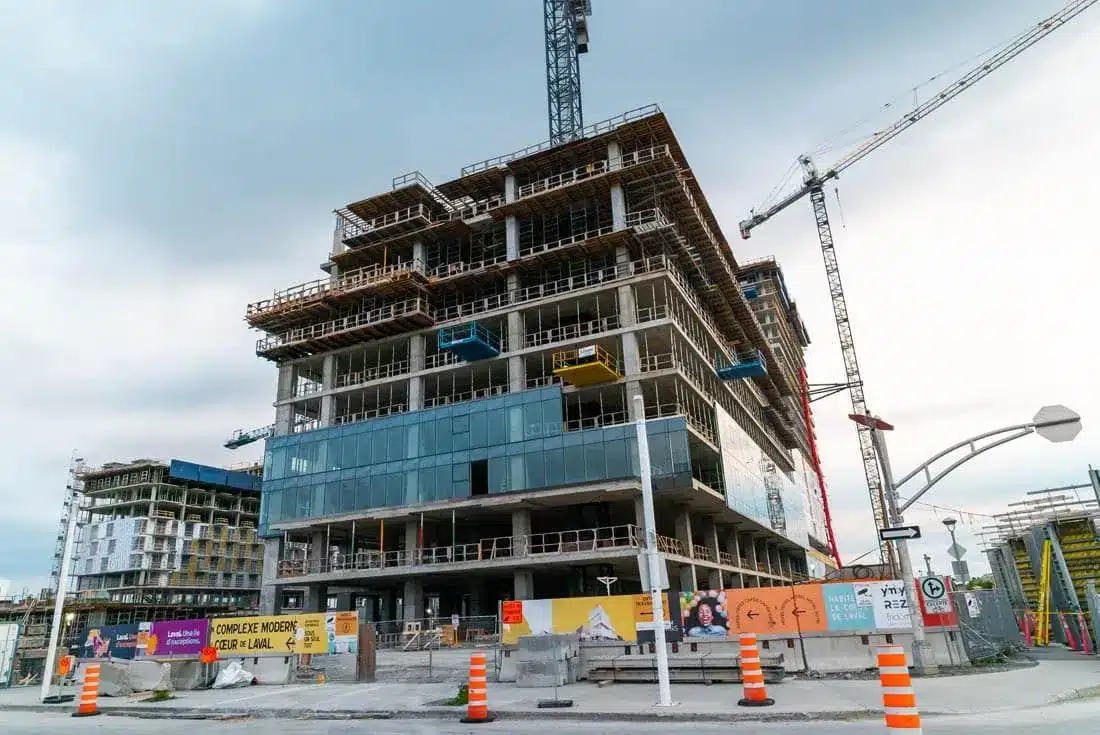 Chantier de construction avec grues, suivi en timelapse