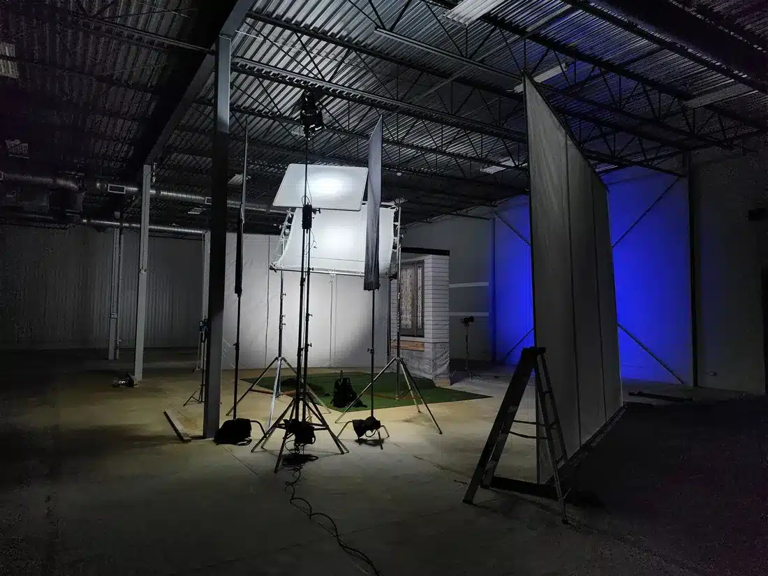 Plateau de tournage en studio avec éclairages et fond cyclo, projet McMel